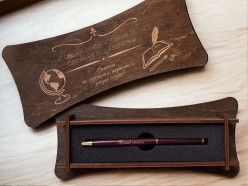 Ручка в деревянном футляре