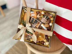 Подарочные набор конфет и орехов в деревянном боксе